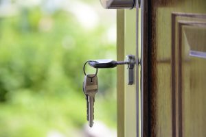 clés sur une porte de maison ouverte